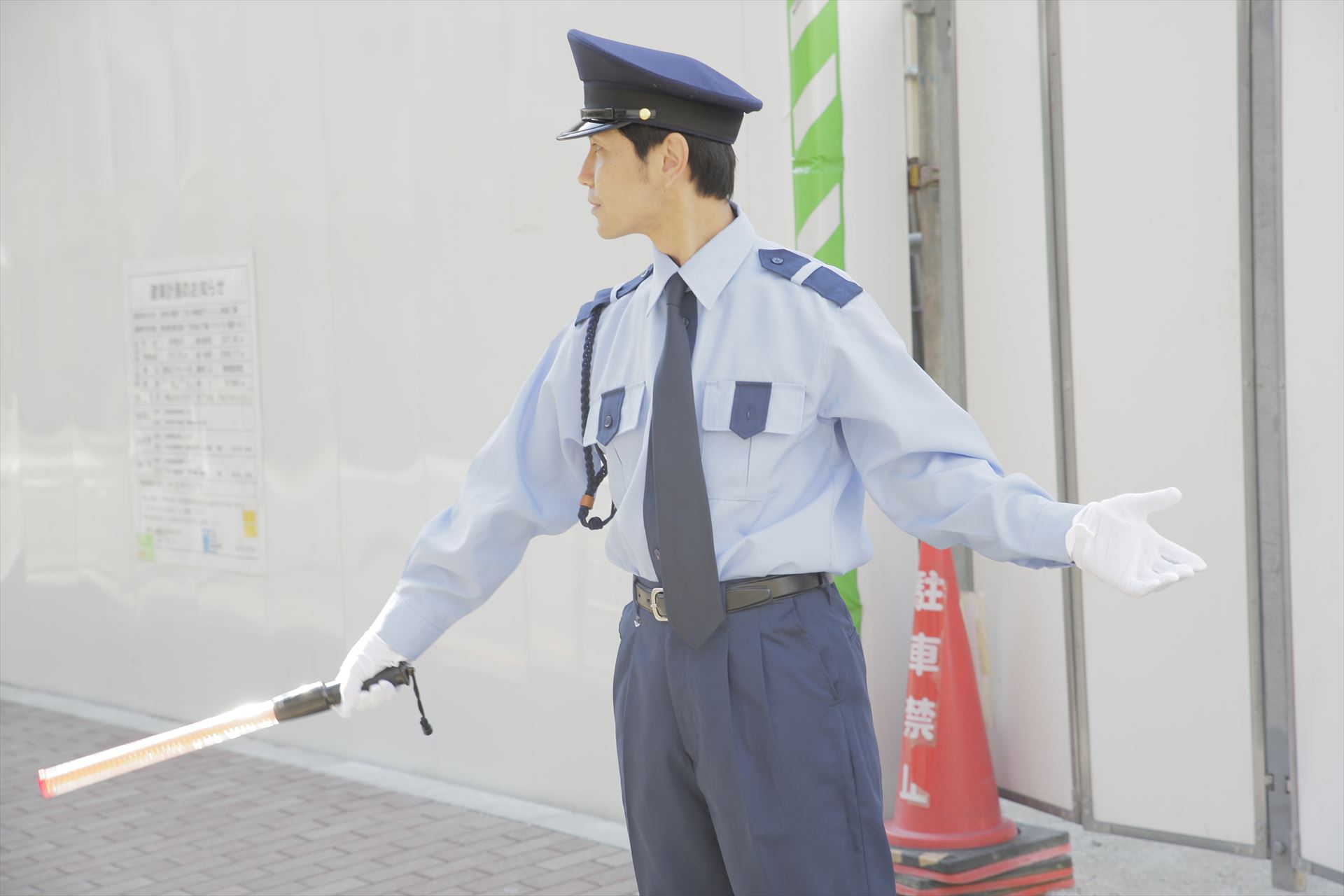 交通整理する警備スタッフ